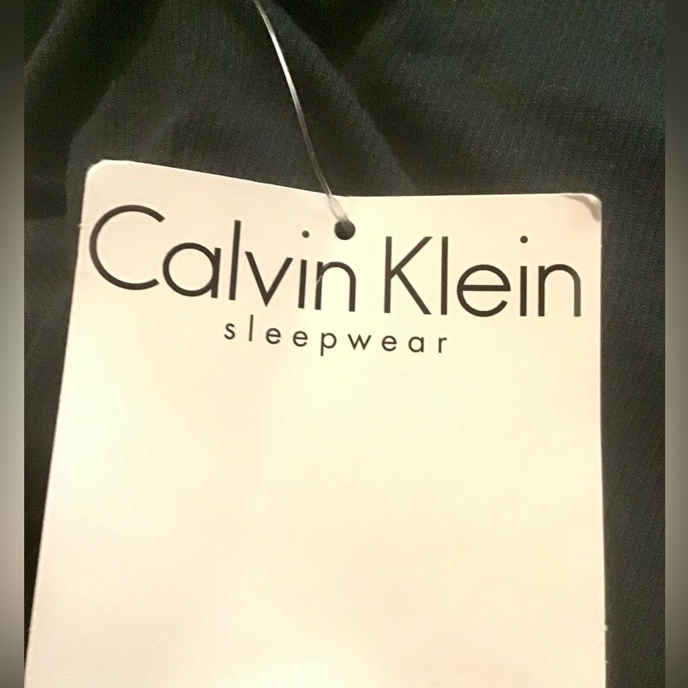 NWT CALVIN KLEIN SLEEPWEAR TOP. LOOKING FOR SOMETHING COOL & COMFY TO ZZZZ IN?💞 - Picture 4 of 9